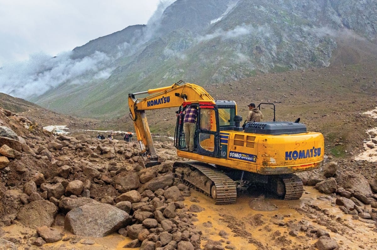 Renault Duster Kibber landslide