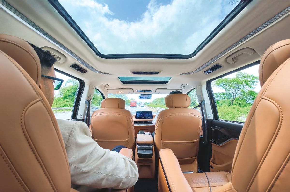 MG M9 panoramic sunroof