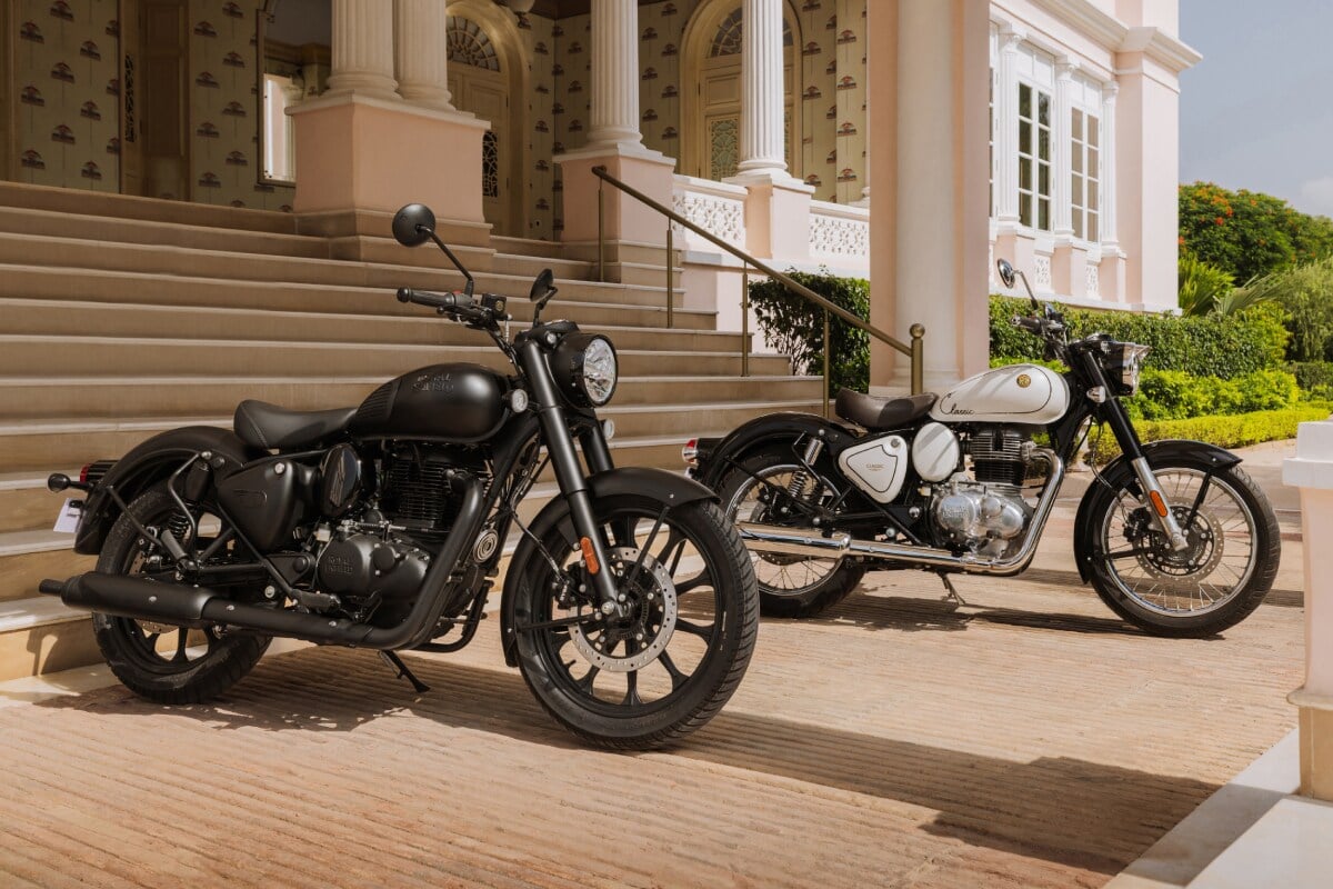 Outside image showing the new Signature White colour alongside the Stealth Black colour.