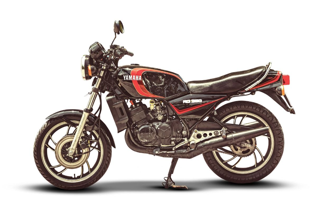 Yamaha RD350LC left side profile static in studio