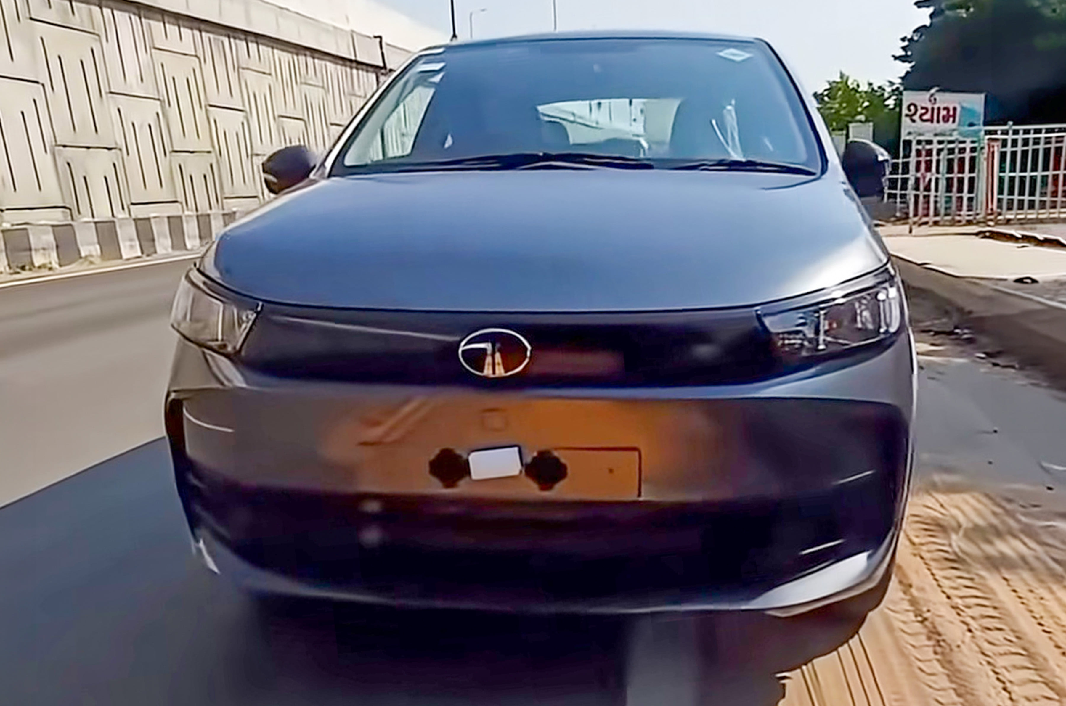 Tata Aeris front