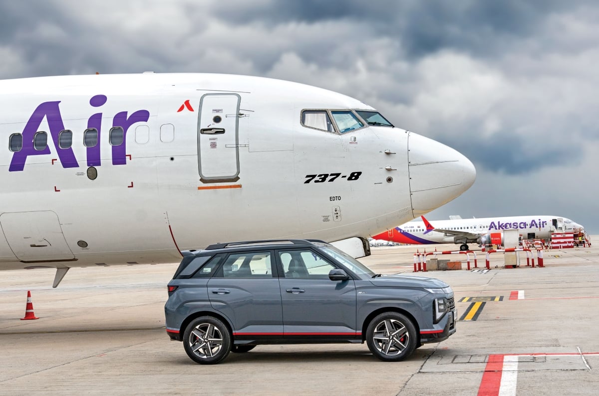 Hyundai Venue N Line and Akasa Boeing 737 Max side profile