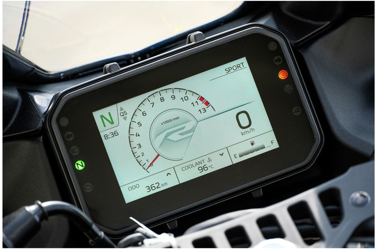 Yamaha R2's 5-inch TFT display