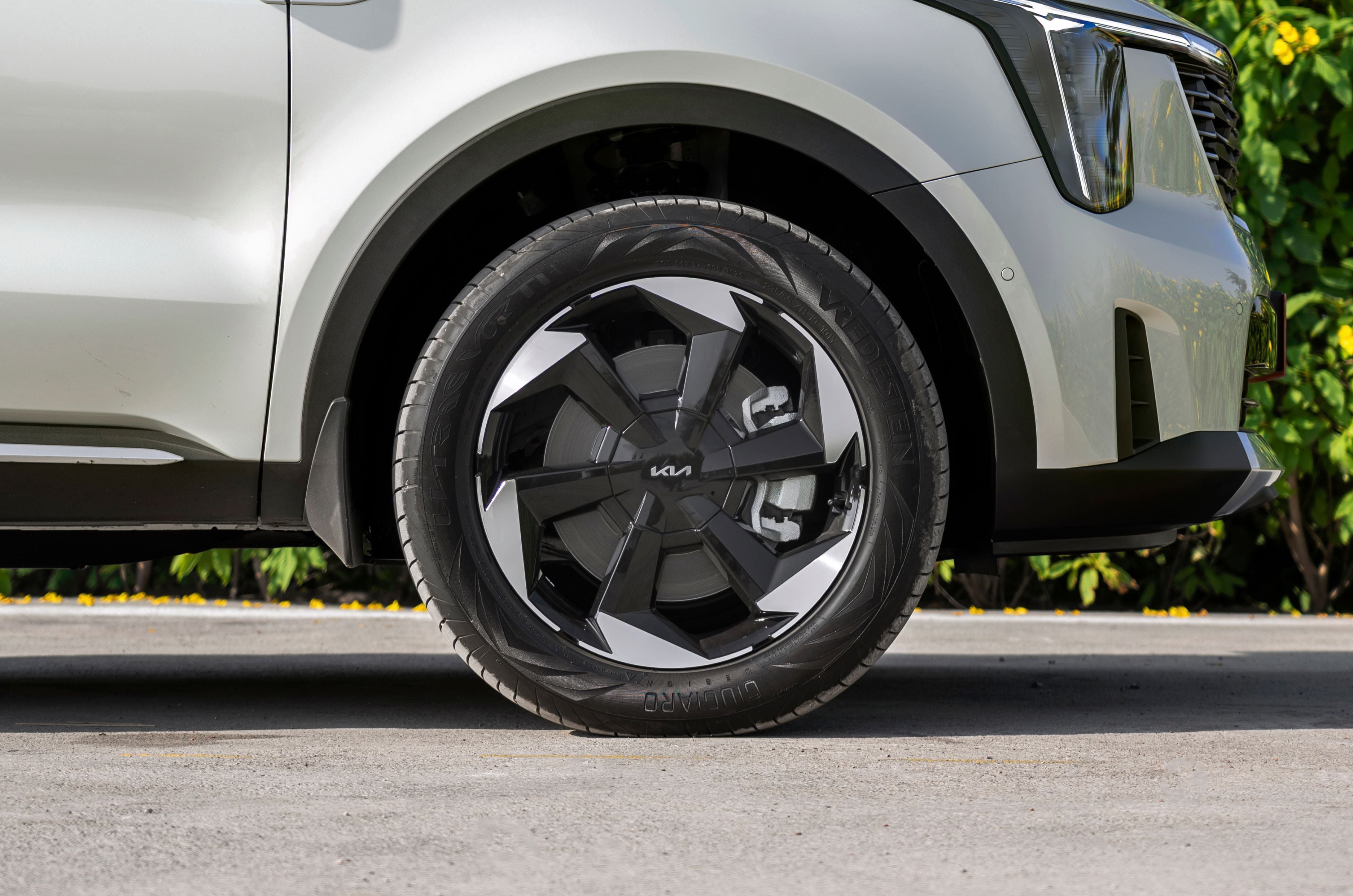 Kia Sorento review: Kia's big hybrid and diesel bet