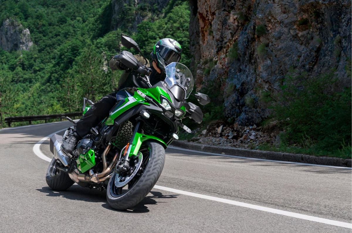 Kawasaki Versys 900 SE performing a left turn on a sweeping corner.