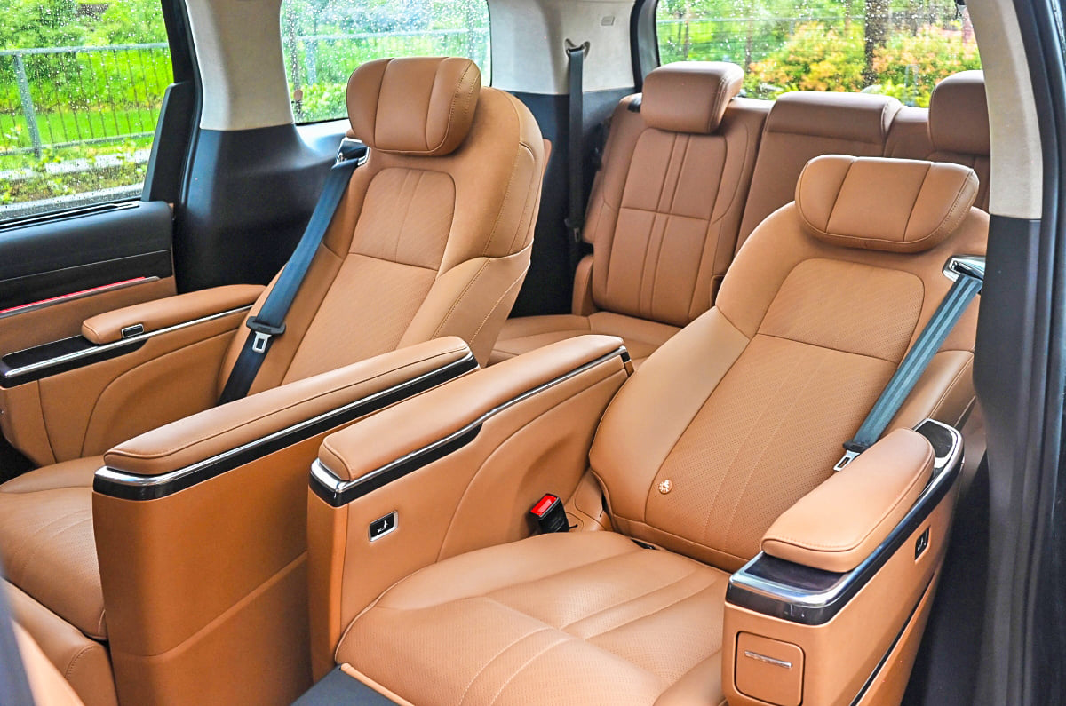 MG M9 second row seats