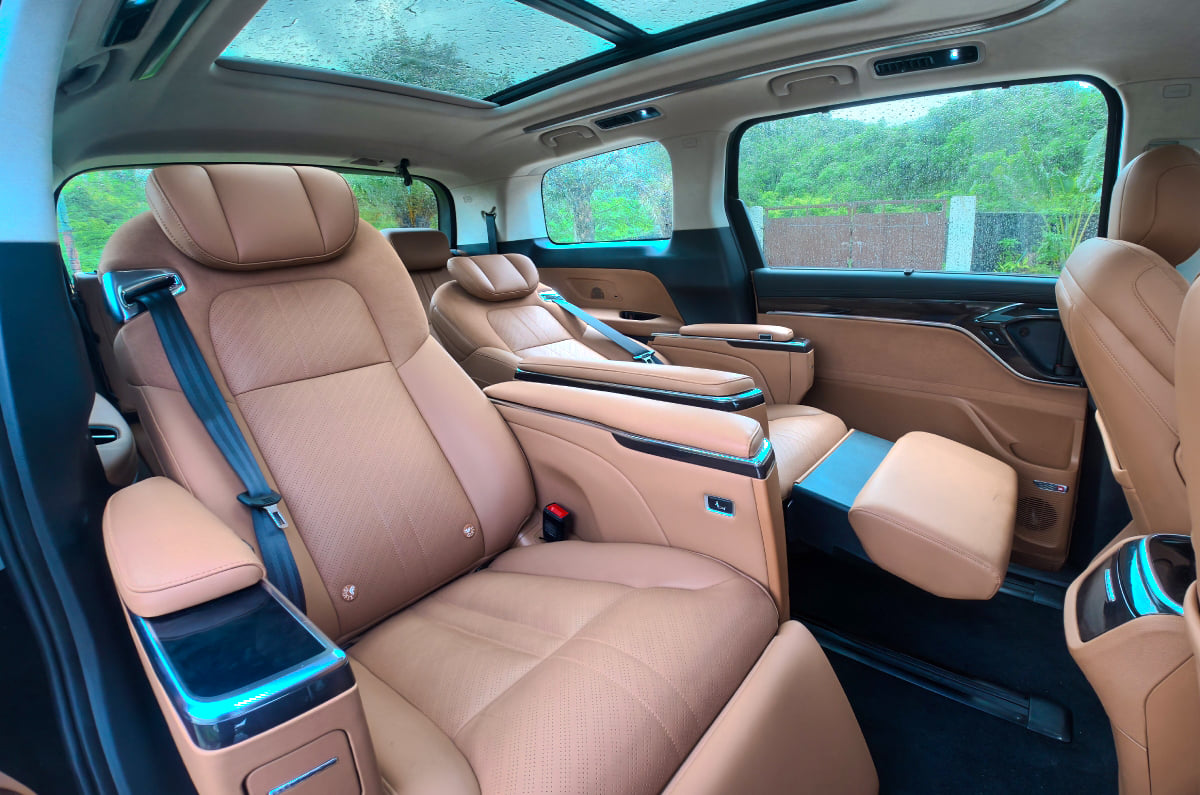 MG M9 second row seats