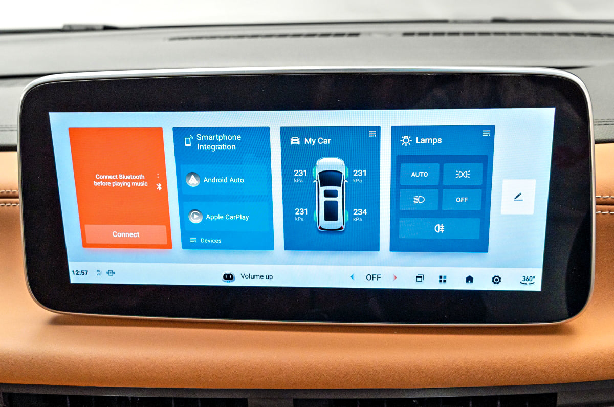 MG M9 infotainment touchscreen