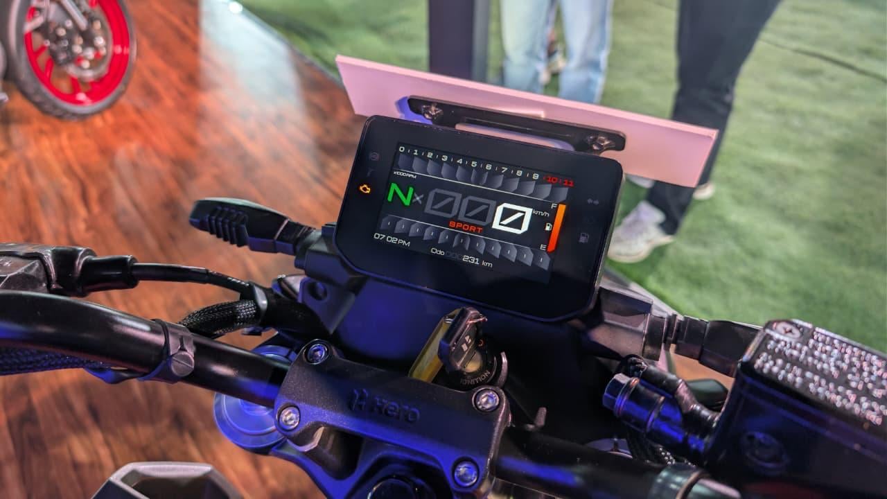 Hero Xtreme 160 R 4V Carbon's TFT display.