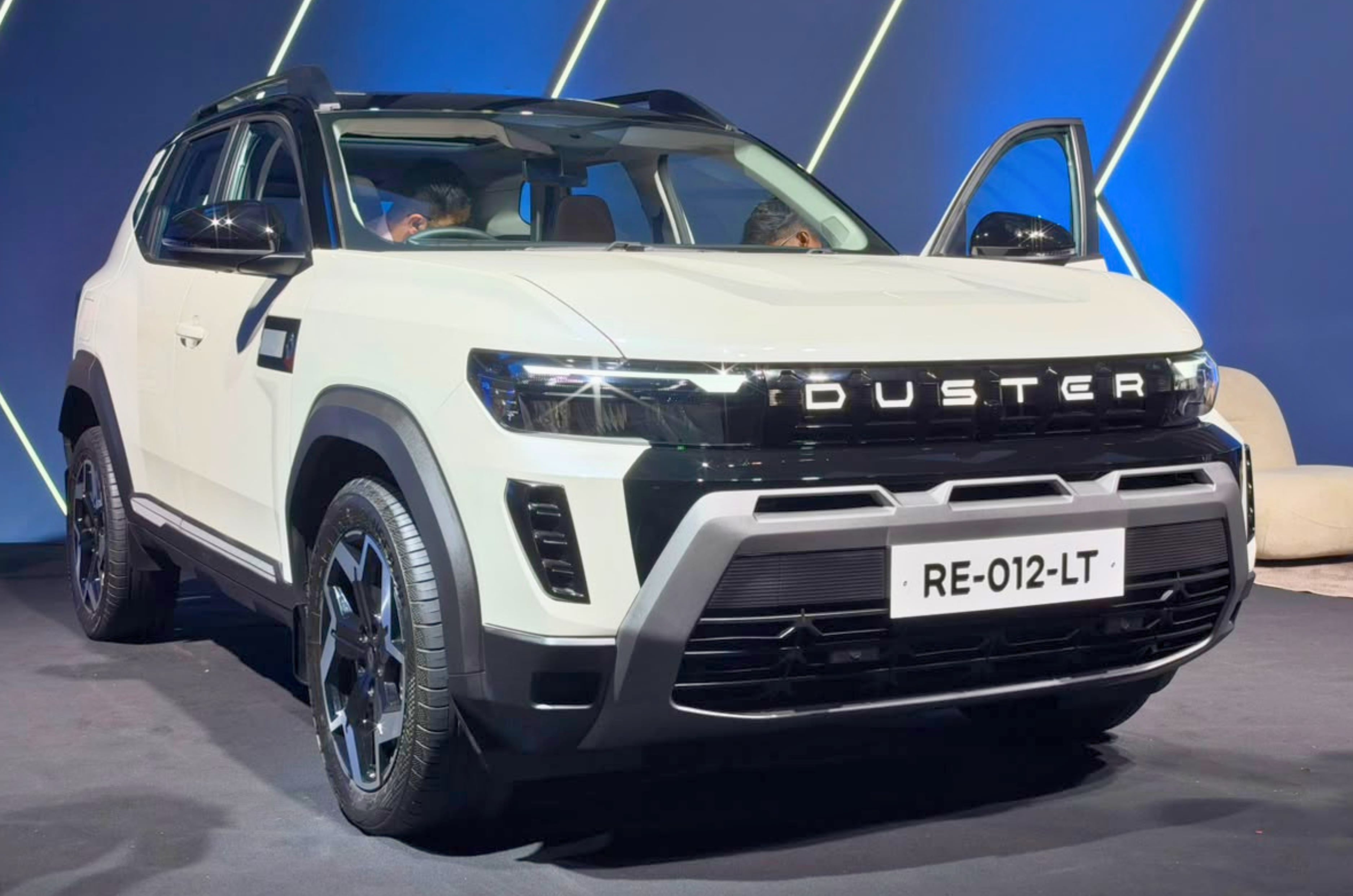 Renault Duster Hybrid Front Quarter