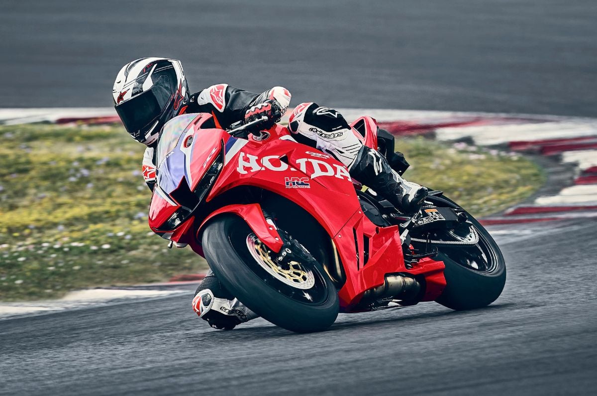 Rider performing a right-leaning corner on the 2027 CBR600RR.