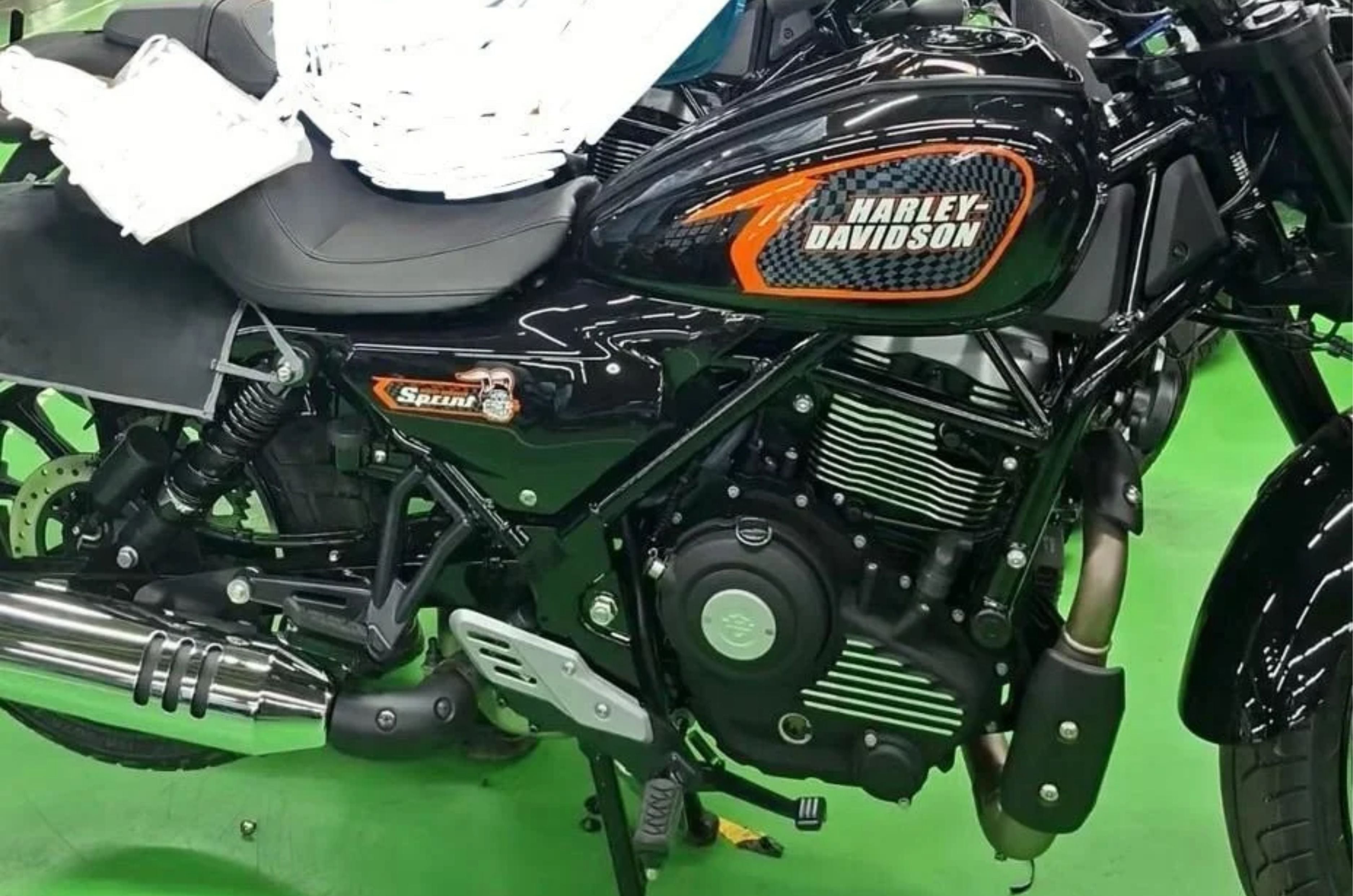 Sprint 440's redesigned tank, seat and footpegs.