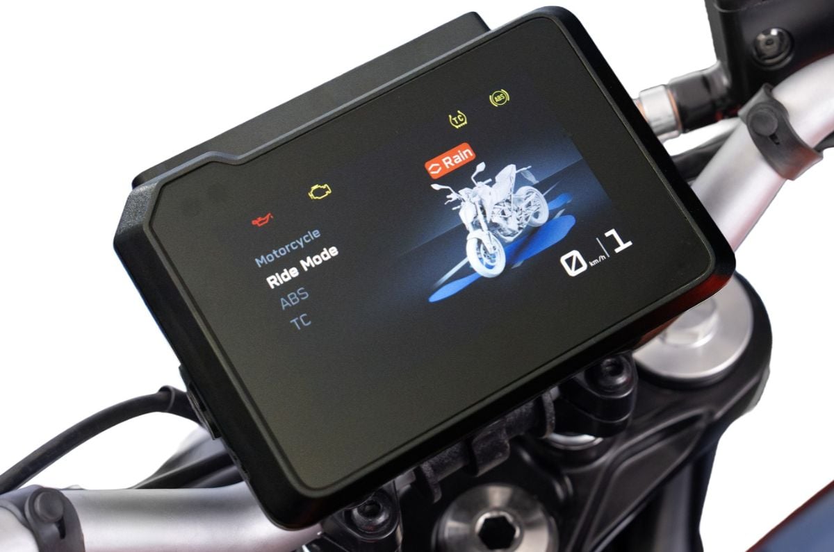 KTM 200 Duke's 5-inch TFT diplay showing the new ride mode and traction control features.