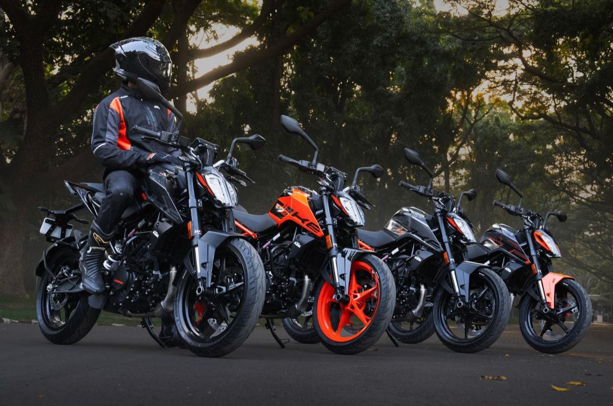 Four colour options for the KTM 200 Duke, Liquid Carbon, Electronic Orange, Slate Grey and Dark Galvano.