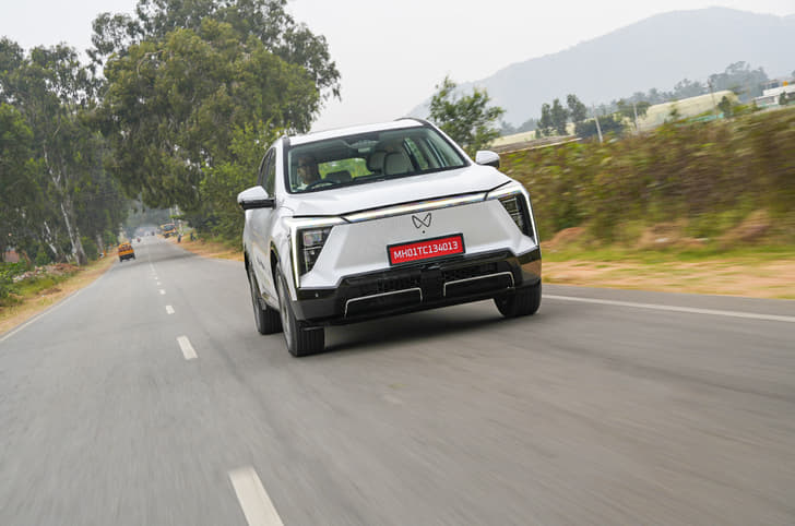 Mahindra XEV 9S front right side driving on road