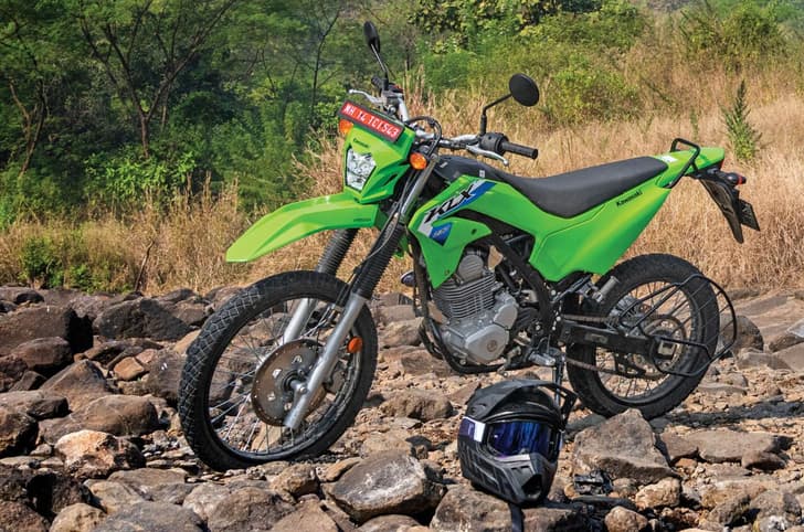Kawasaki KLX230 side profile static lead image
