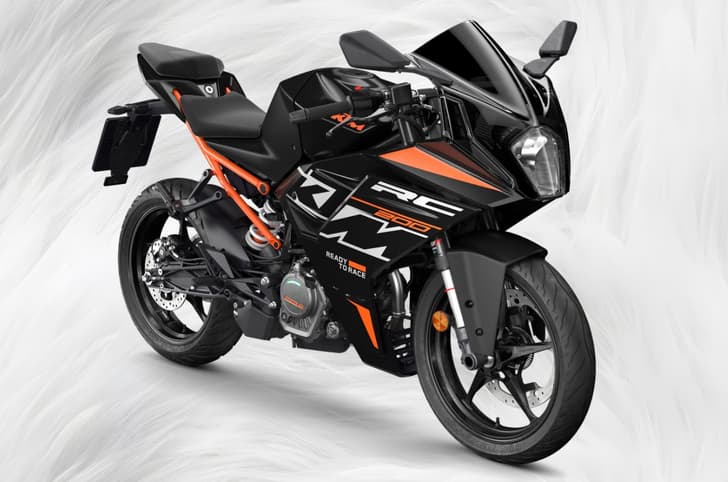 KTM RC 200 front three quarter