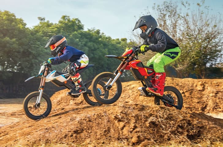 Vida Dirt.E K3 being ridden by children off road