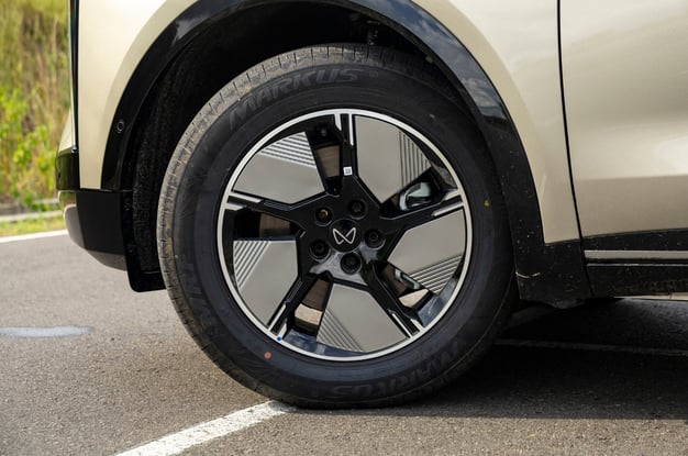 Mahindra XEV 9S alloy wheel design