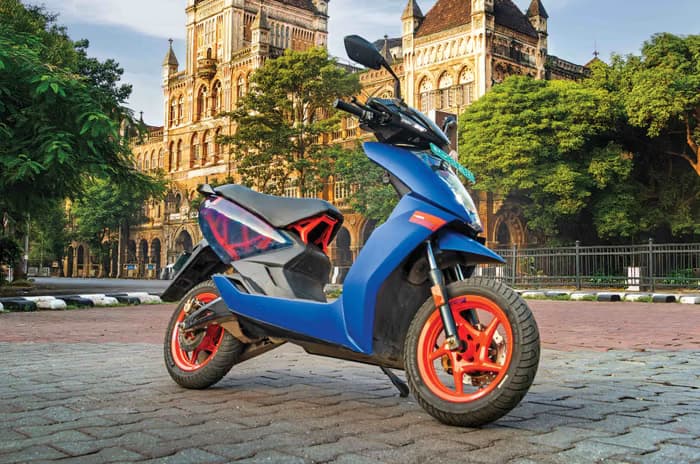 Static image of Ather 450 Apex with buildings and trees in the background