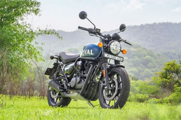 Royal Enfield Hunter 350 right angle front three quarter static