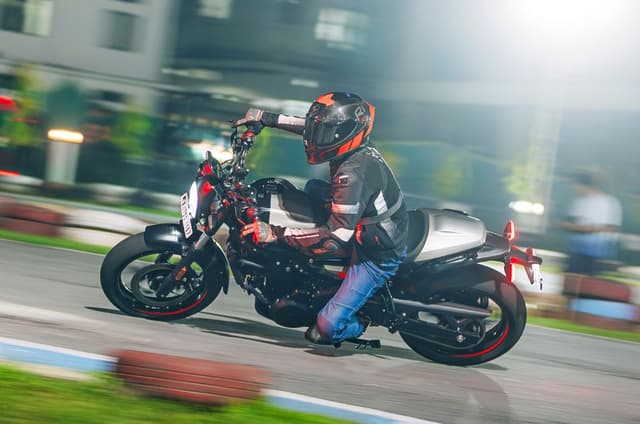 4 reasons to buy the Royal Enfield Guerrilla 450 Apex and 2 to skip it