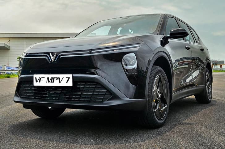 Vinfast VF MPV 7 front three-quarter