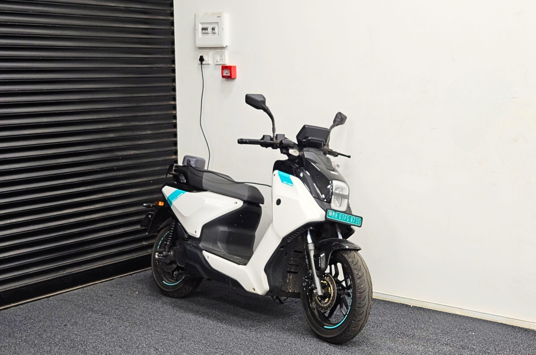 Yamaha EC-06 front right side image in front of shutter