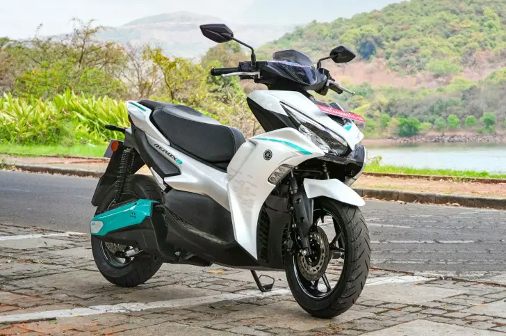 static image of white yamaha aerox-e