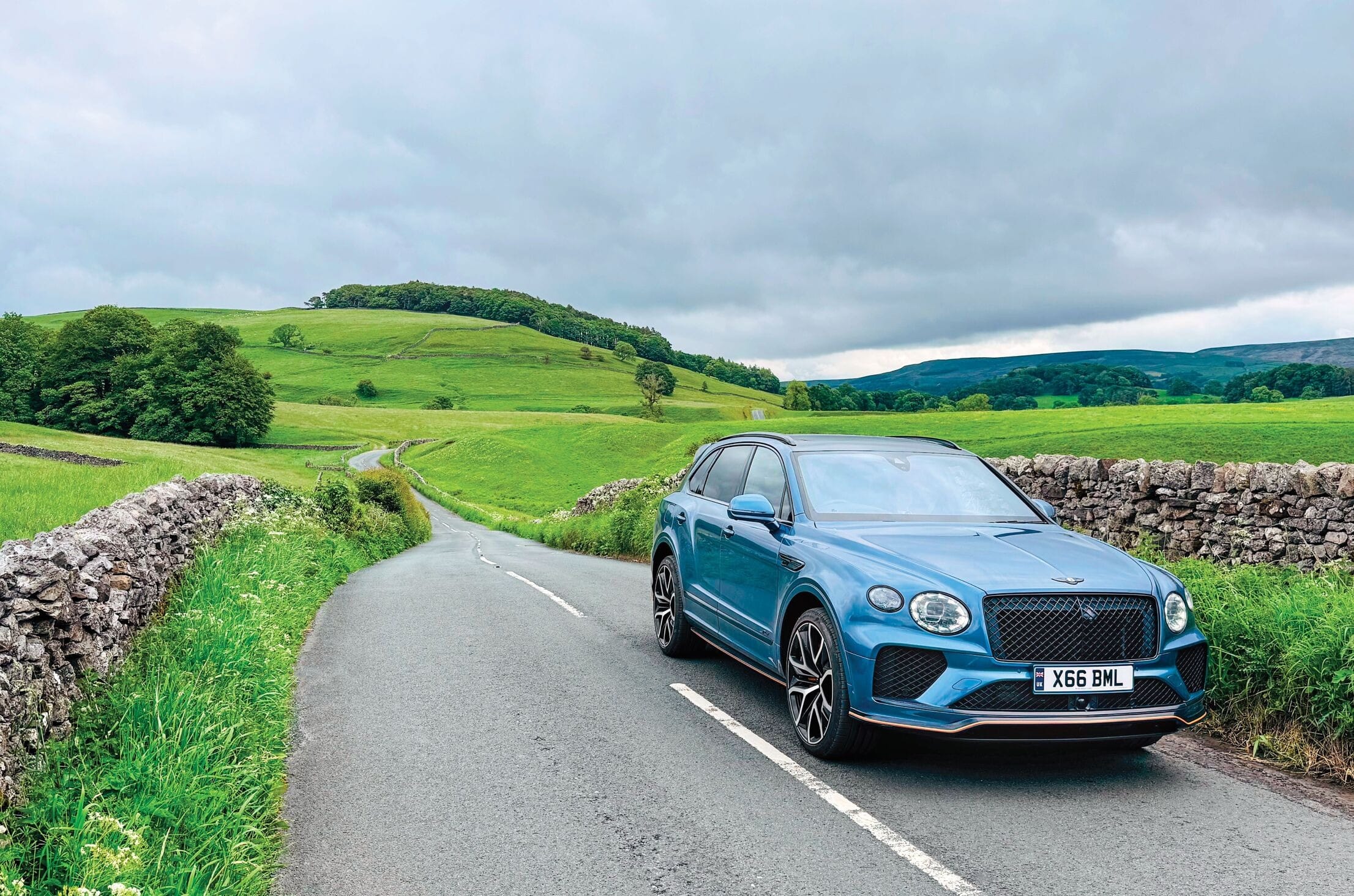 Bentley Bentayga front quarter static