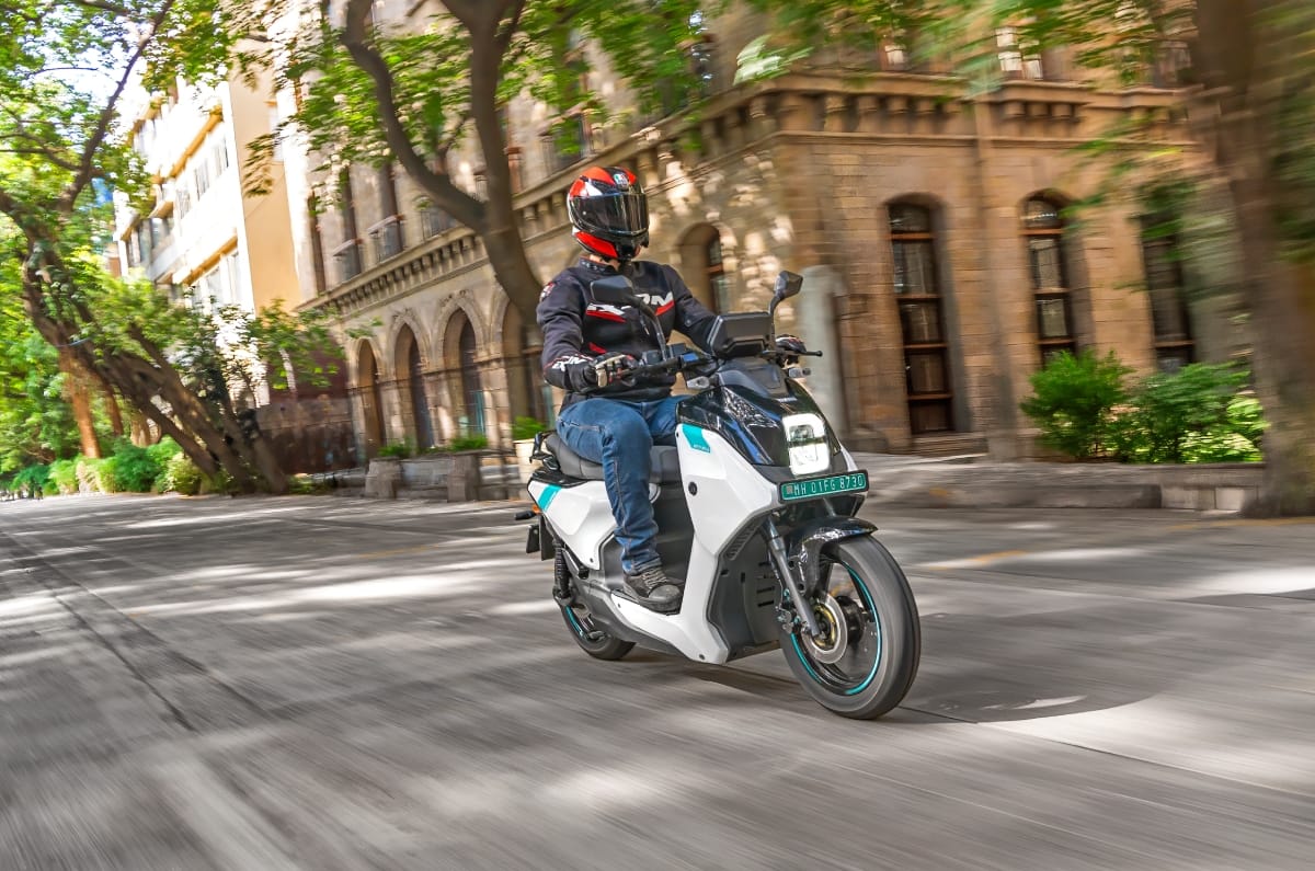Yamaha EC-06 being ridden through South Bombay