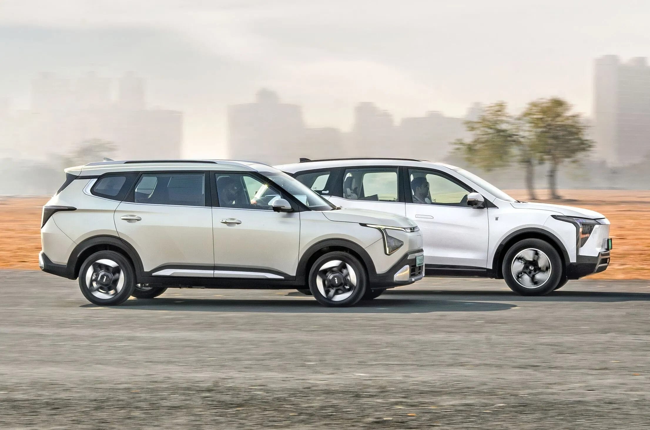 Mahindra XEV 9S vs Kia Carens Clavis EV: Performance, range, regen compared