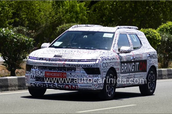 Hyundai Bayon front quarter tracking Hyundai Bayon front quarter tracking