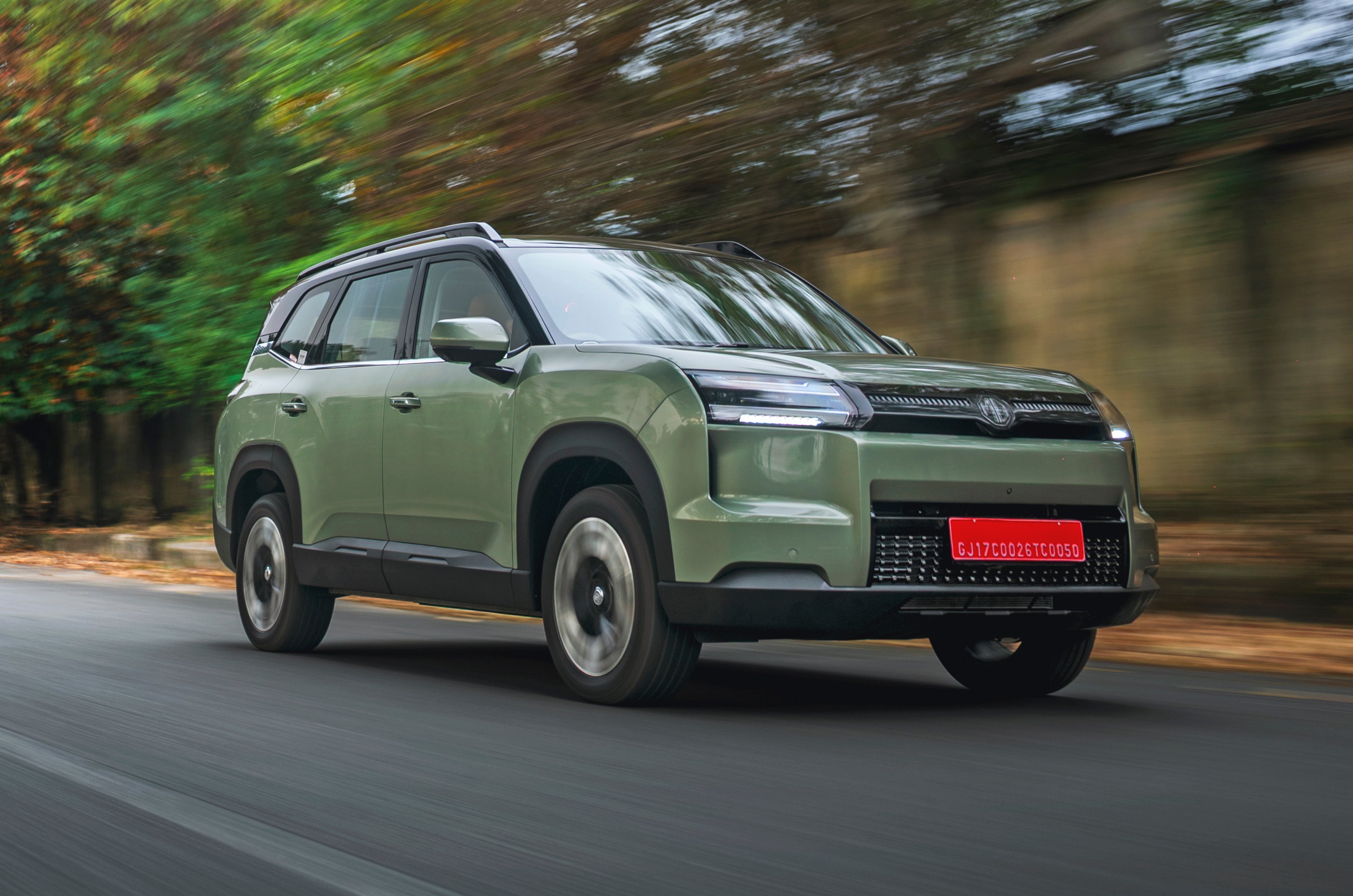 MG Hector Tomahawk EV Front Quarter Tracking