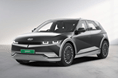 Midnight Black Pearl clearly highlights the silver cladding on the lower half of the Ioniq 5. Hyundai Ioniq 5 Midnight Black Pearl colour
