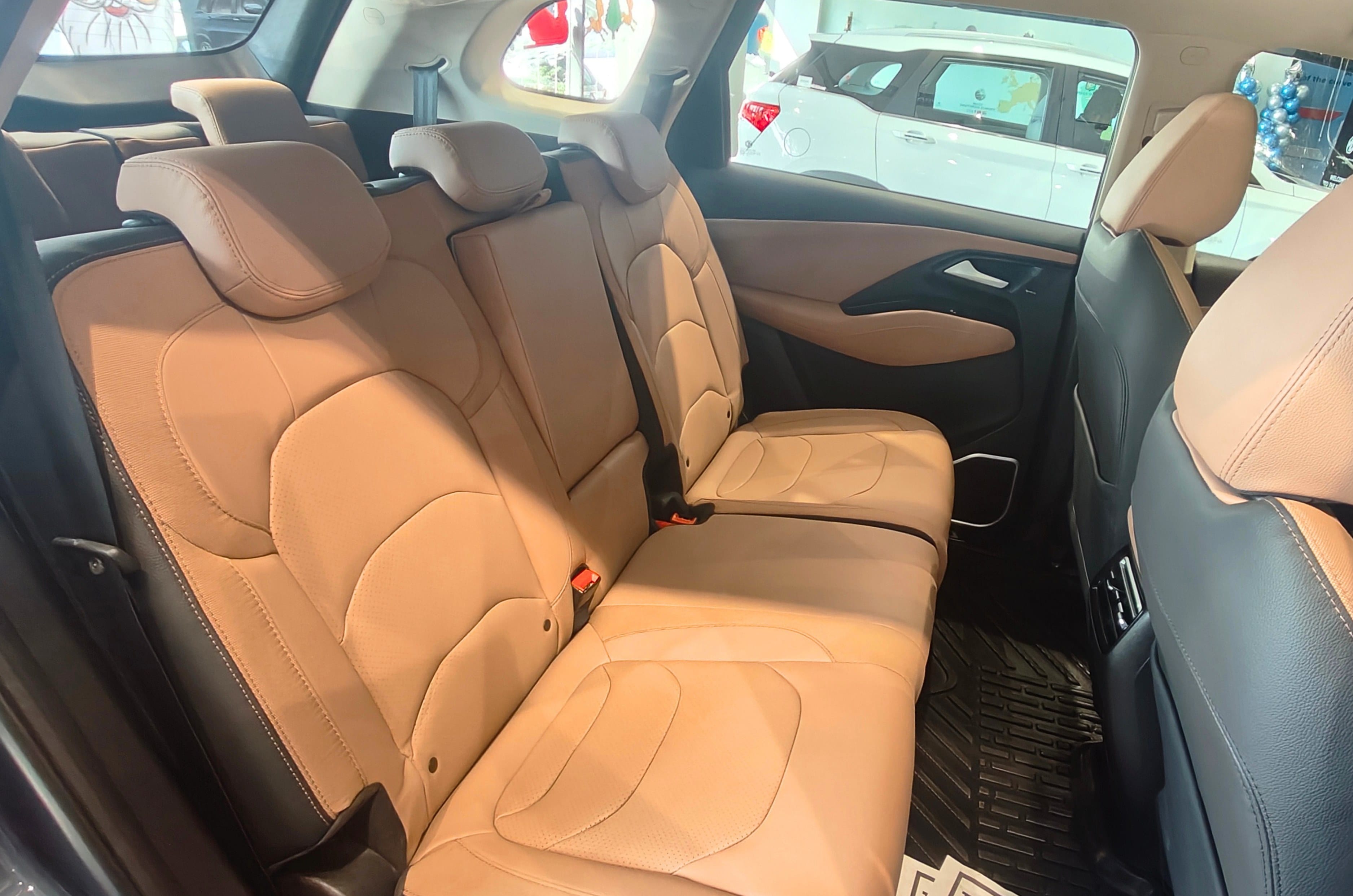 The Hector Plus facelift has a premium-looking tan and black interior theme.