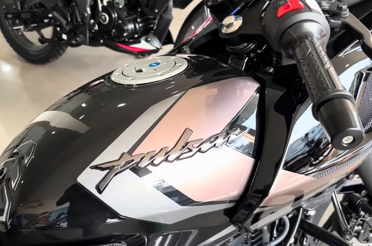 Updated Bajaj Pulsar 220F tank shot