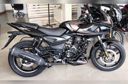 Updated Bajaj Pulsar 220F right side profile