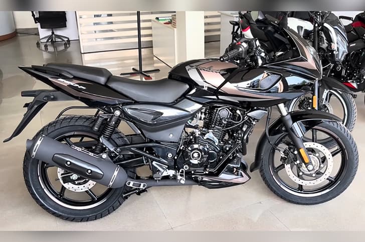 Updated Bajaj Pulsar 220F right side profile