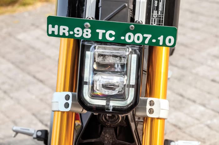 Static image of BMW CE 02