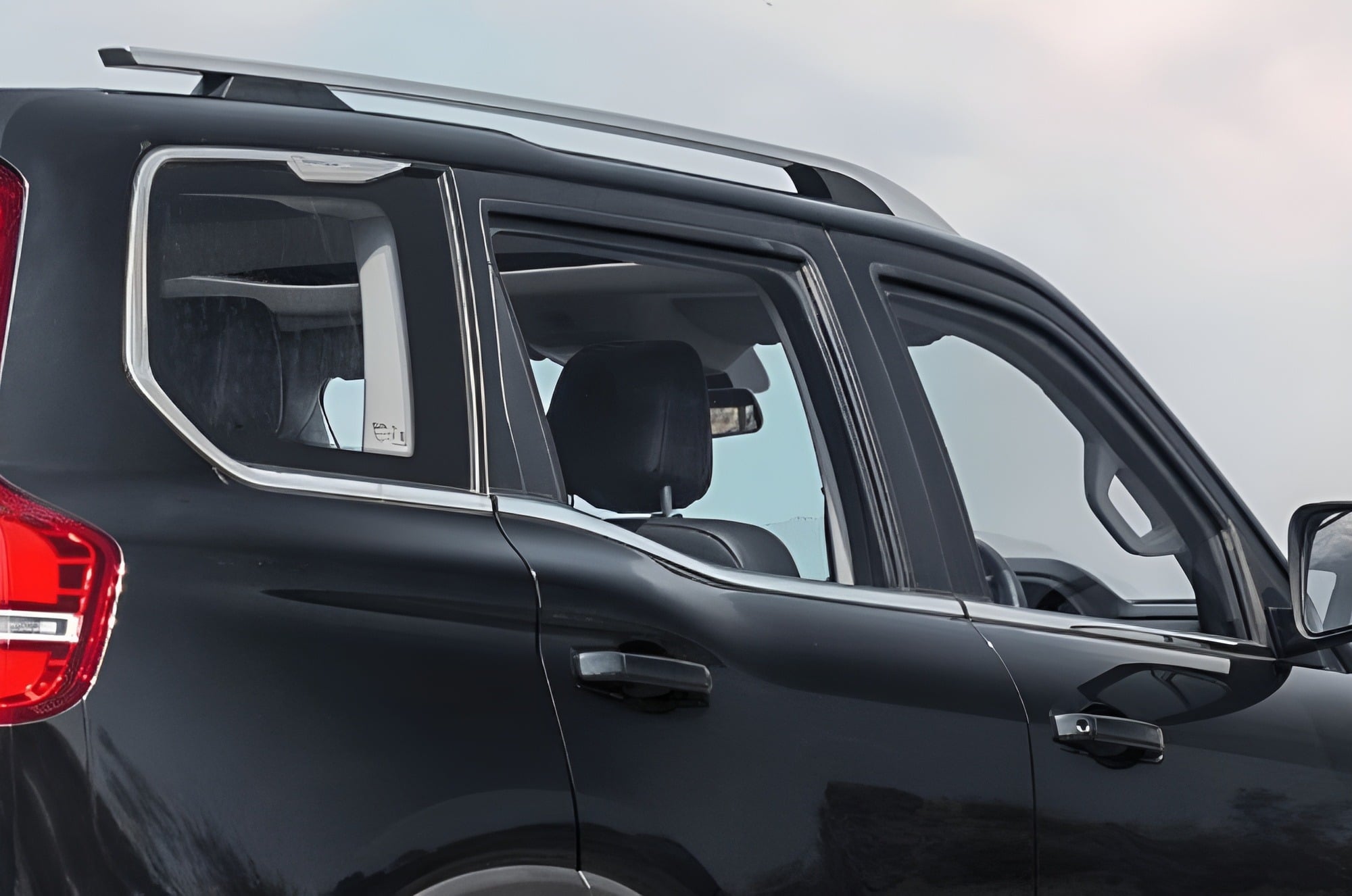 Mahindra Scorpio N windows
