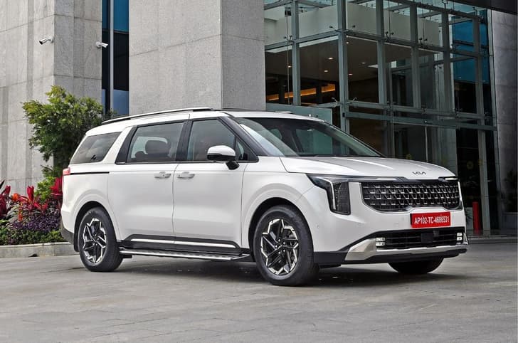 Kia Carnival front quarter static