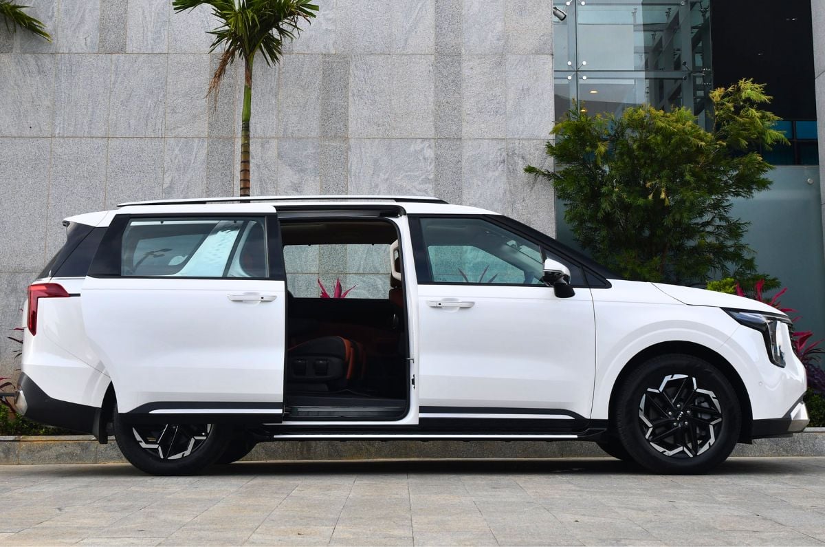 Kia Carnival side profile