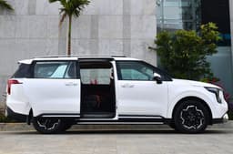 Kia Carnival side profile