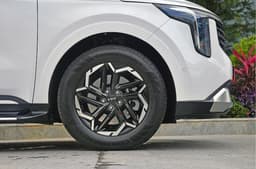 Kia Carnival alloy wheels