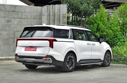 Kia Carnival rear quarter design