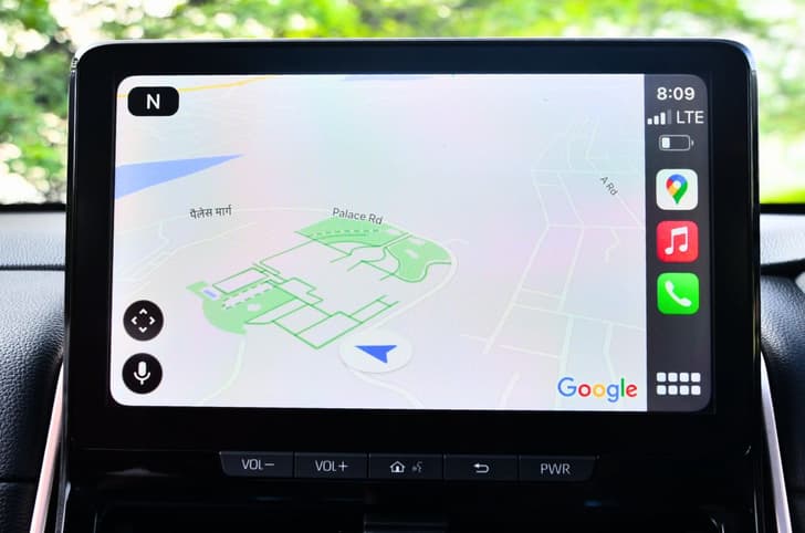 Maruti Suzuki Invicto touchscreen