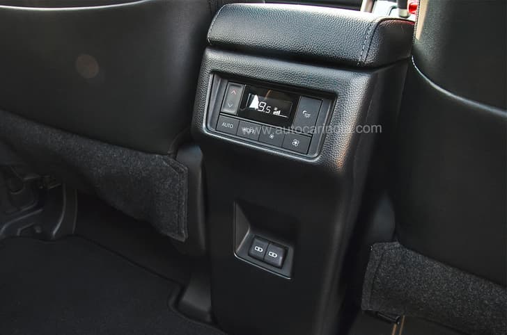 Maruti Suzuki Invicto AC controls for 2nd row