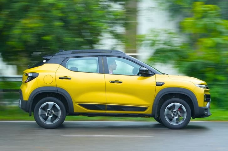 Renault Kiger side tracking 