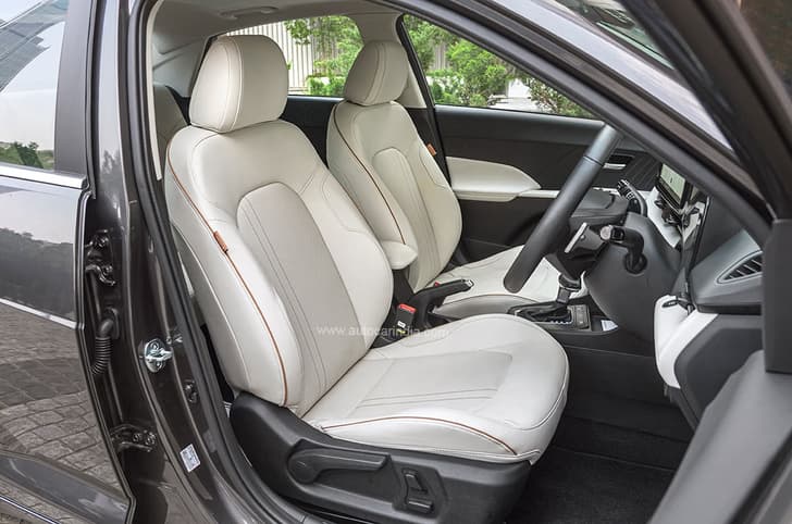 Hyundai Verna front seats